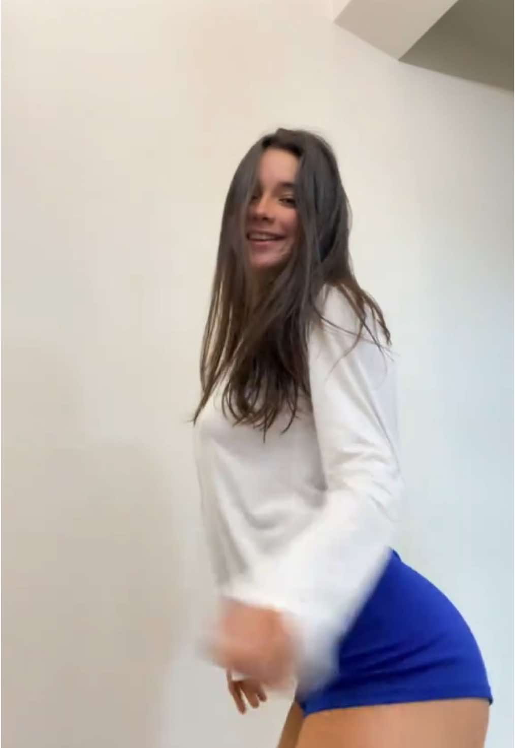 Alguien que me enseñe a bailar muchas gracias 
