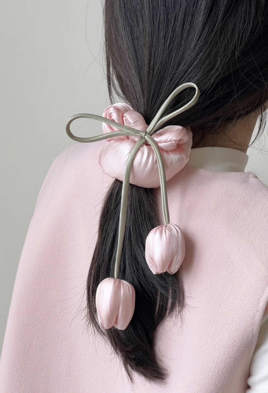 DIY tulips scrunchie #diyscrunchie #diyscrunchies #diyfabrics #diyhairaccessories #tulip #scrunchielife #scrunchiesareback #diybeauty #giftideas #giftsforher #beautifulscrunchies❤️ #diyinspiration #diyaddict #dıy 