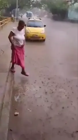 O marketing brasileiro 😂😂😂😂  ##memestiktok##meme##jaru##velhacaindo##tombo##fyl##loja##brasileiro##brasil##promoção