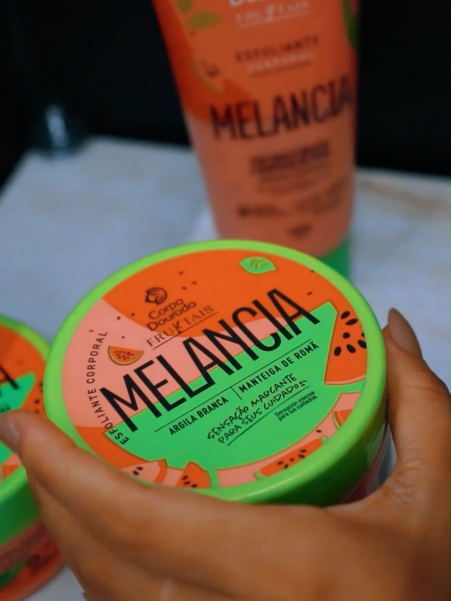 🍉✨ Chegou o momento mais refrescante do seu banho! Com textura deliciosa, cheirinho frutado e poder renovador, o nosso esfoliante corporal de melancia é tudo que sua pele precisava Diga adeus ao toque áspero e olá ao autocuidado com sabor de verão. #CorpoDourado #melancia #esfoliante #fruktais