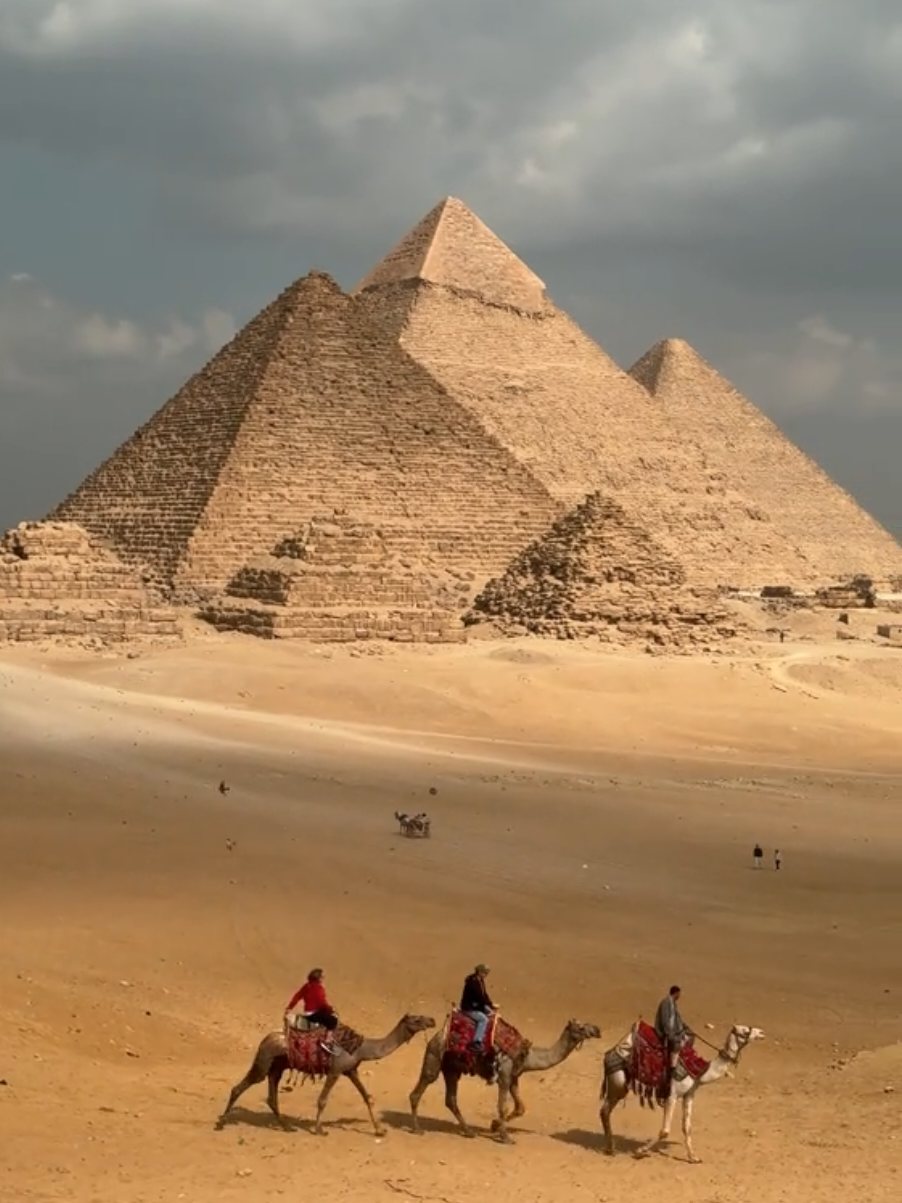 أجمل اطلالة للأهرامات ❤️👌🏻 #pyramids #الاهرامات #اهرامات_الجيزة #egypt #مصر #المتحف_المصري_الكبير #camel #جمل #جمال #ناقه #explore 