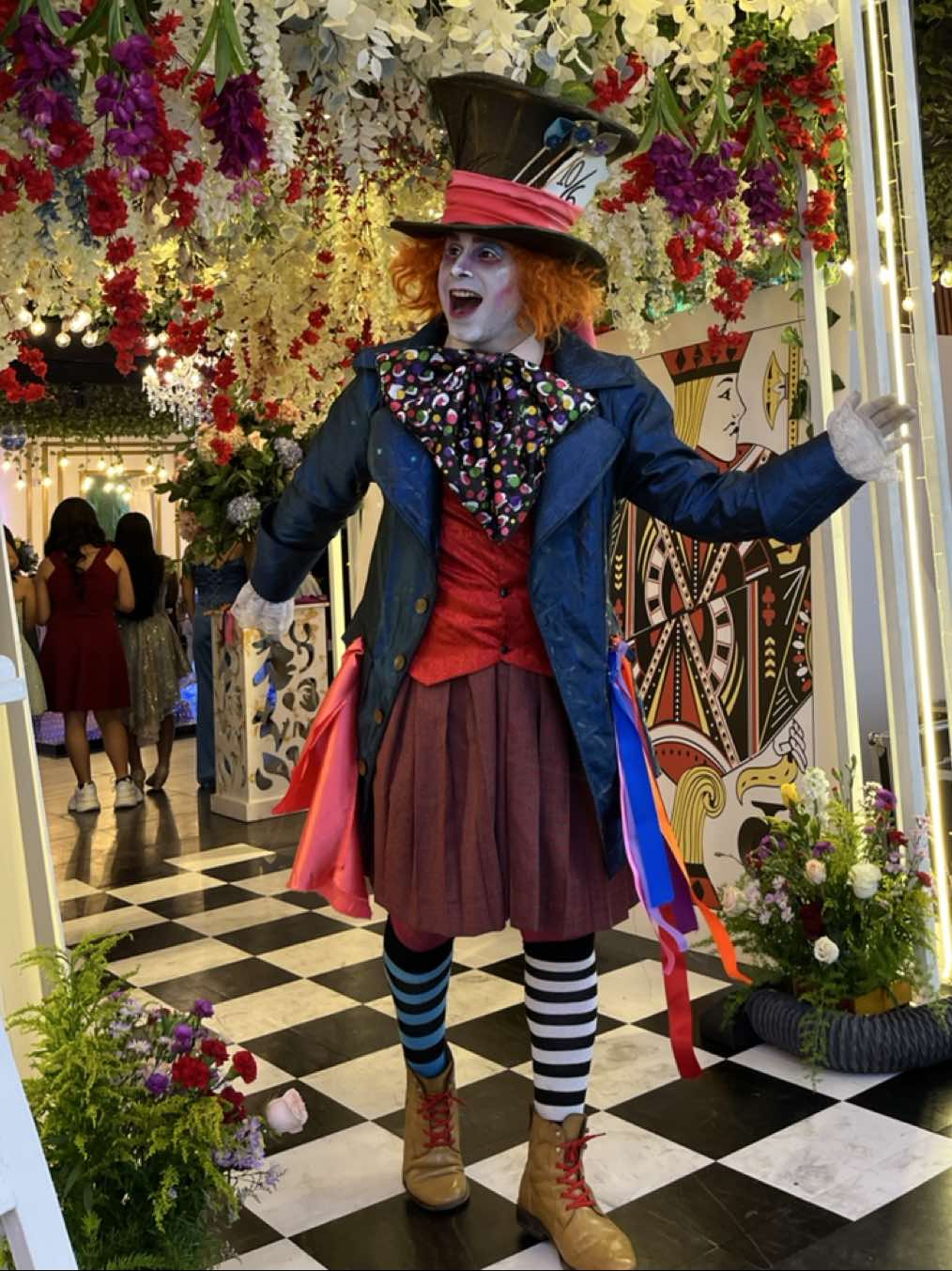 El sombrerero loco de Activados está cada día más loco 🎩🤪 Pero les digo un secreto, las mejores personas lo están 🫶🏼 #viral #horalocashow #eventos #peru #lima #sombrereroloco #cosplay #fiestas #horaloca #recepcion 