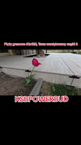 Płyty gresowe 60x120, Taras wentylowany część 2 W tym filmie rozpoczynamy układanie płyt gresowych 60x120 na tarasie wentylowanym. Podzielimy się praktycznymi wskazówkami, pokażemy potrzebne narzędzia i cały proces montażu krok po kroku. To dopiero pierwsza część – zasubskrybuj kanał, aby nie przegapić kolejnych odcinków! #gres #taraswentylowany #układaniepłytek #płytkigrasowe #remont #budowa #DIY #taras #płytygresowe #60x120 #majsterkowanie #poradnikbudowlany #domimarzenia #ksbpowerbud 