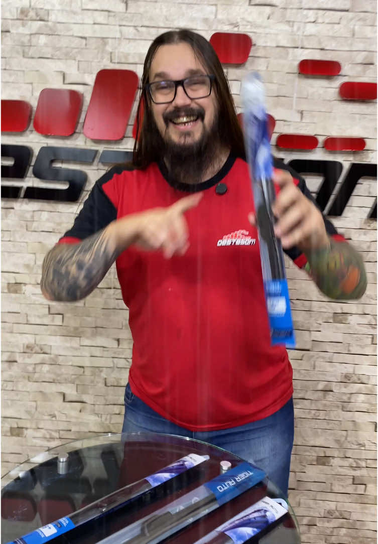 🌧️ Chuva não é problema quando a visão tá em dia! Apresentamos as palhetas flexíveis de silicone com encaixe gancho, feitas sob medida pra você que valoriza segurança e estilo! ✅ Fácil de instalar ✅ Sem risco no para-brisa ✅ Sem ferrugem e sem ruídos ✅ Estilo moderno e super duráveis 📌 Compatíveis apenas com carros de encaixe gancho Essenciais para garantir visibilidade total nos dias de chuva e evitar riscos na direção. 🚘 Cuide do seu carro. Cuide da sua segurança. 👉 Adquira já! #PalhetaAutomotiva #Chuva #Segurança #Transito #Oestesom #AcessórioAutomotivo