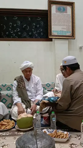 اللهم صل على سيدنا محمد وعلى اله وصحبه وسلم Pentahnikan anak pertama oleh : Abuya Prof. Dr. (H.C) KH. Muhammad Muhyiidin Abdul Qodir Al Manafi MA. 🗓 : Kamis 17 April 2025 #abuyasimpang #asysyifaawalmahmuudiyyah #banserasysyifaa #almaqom #tahnik #berkah #foryoupage #fyp #vidioviral