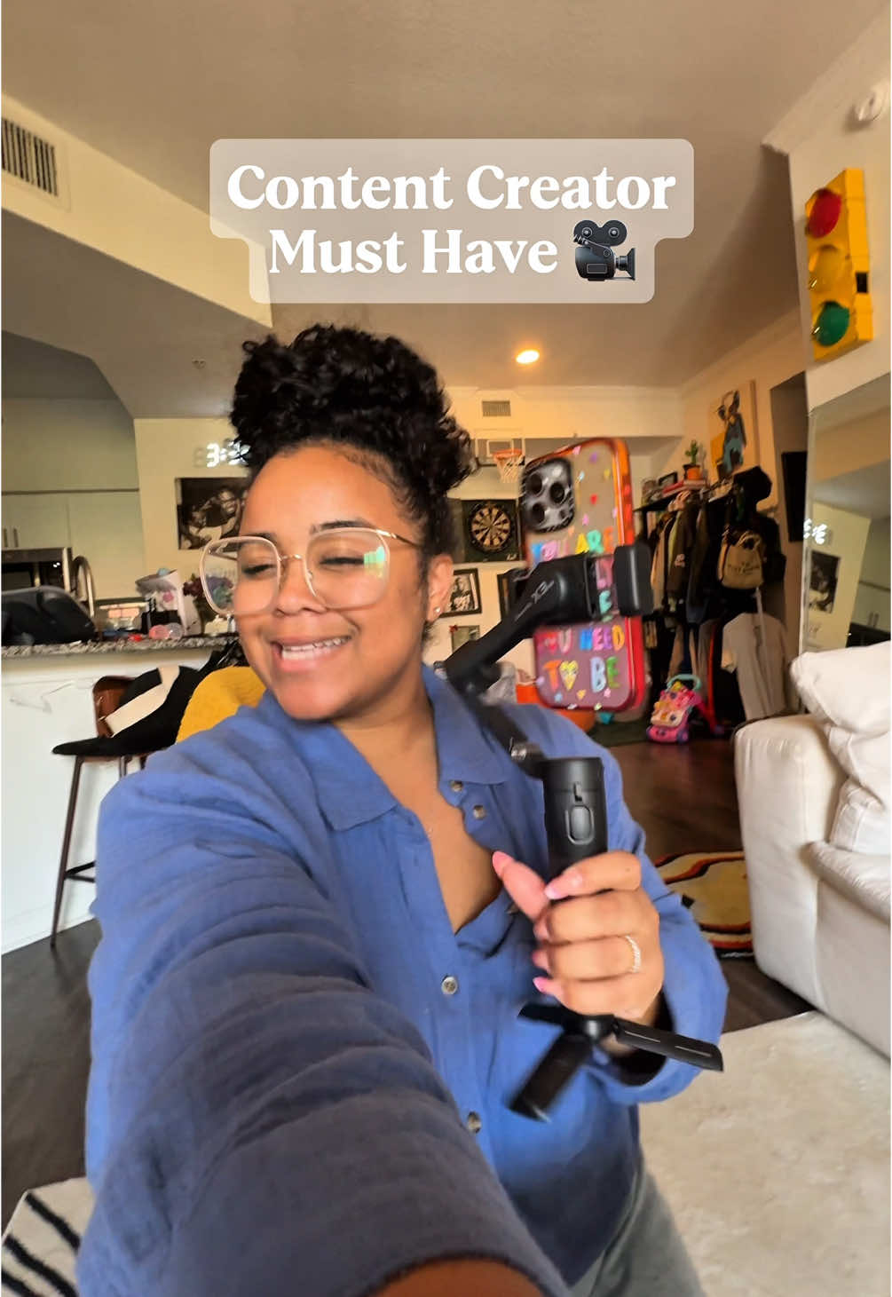 This one is for everyone who was asking about if it extends and also the AI tracking on the back camera! The gestures are truly a game changer. All the different versions of this gimbal are linked in my showcase! Let me know any questions you have in the comments! 💌 #AE #Contentcreation #hohem #gimbal #phonegimbal #contenttools 