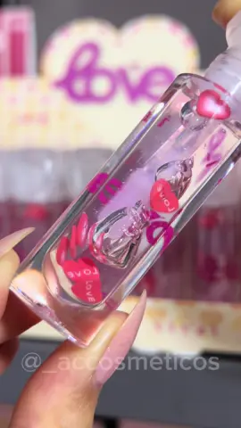 Hidratação, brilho e um toque de charme - tudo isso no Lip Oil Love @Vivai Cosméticos  Sua formula leve e super confortável, deixará seus lábios macios e radiantes ✨ E o melhor? Ele tem um cheirinho de morango maravilhoso 🍓 🤤 Ja virou o queridinho e está voando 🚀 Garanta o seu antes que acabe! #labiosbonitos #lipoil #lojademaquiagemonline 