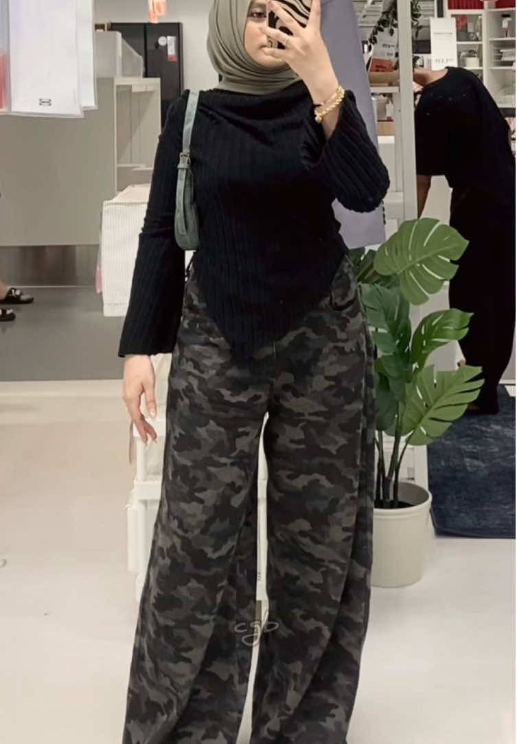 #outfitideas #outfitinspo #fashion #hijaboutfitideas #hijabstyle #topknit #topknitwear #jeansoutfit #jeanshighwaist #jeansbaggy #loosejeans #slingbag #trend #outfitoftheday #shoulderbag #fypage #foryoupage #tiktokshop #heels #hijabitiktok 