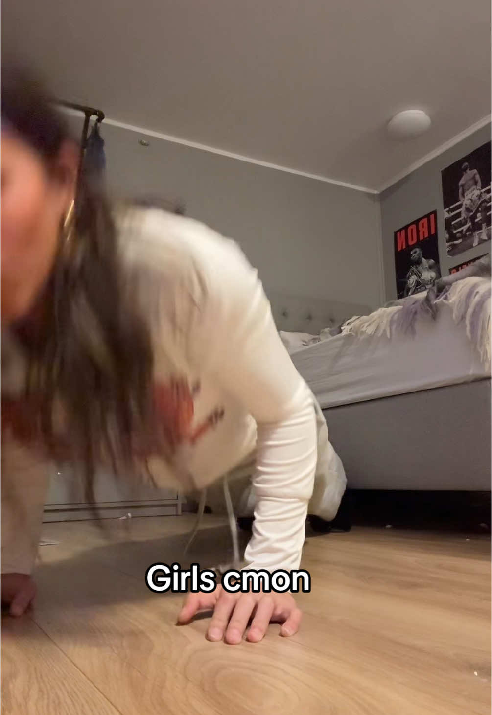 Like if you can’t at least do five be ashamed #athlete #Girls #Pushups #Trend 