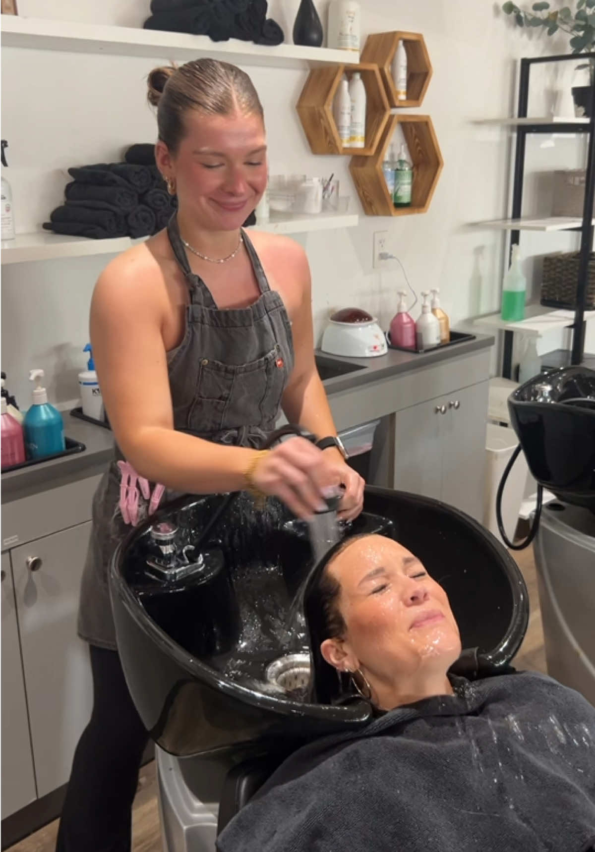 💦 water anyone?  . . #funnyvideos #hairtok #hellosagesalon #hairsalon #hairstylistsoftiktok #fyp #hairstylists #funnycontent 