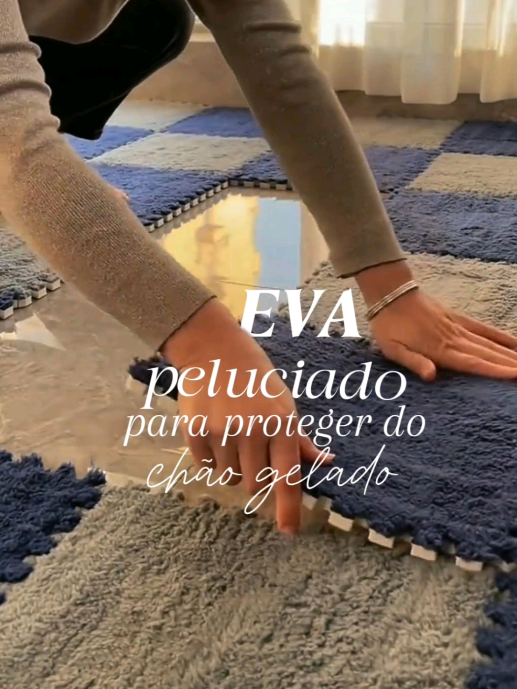 Esse tapete EVA peluciado é ótimo para esquentar o chão nos dias frios 🥶 Ele é super macio e confortável. Por ser antiderrapante, é super seguro para quem tem crianças e idosos em casa. Dá para usar em qual lugar da casa, é muito fácil de limpar e tem várias cores lindas 💖