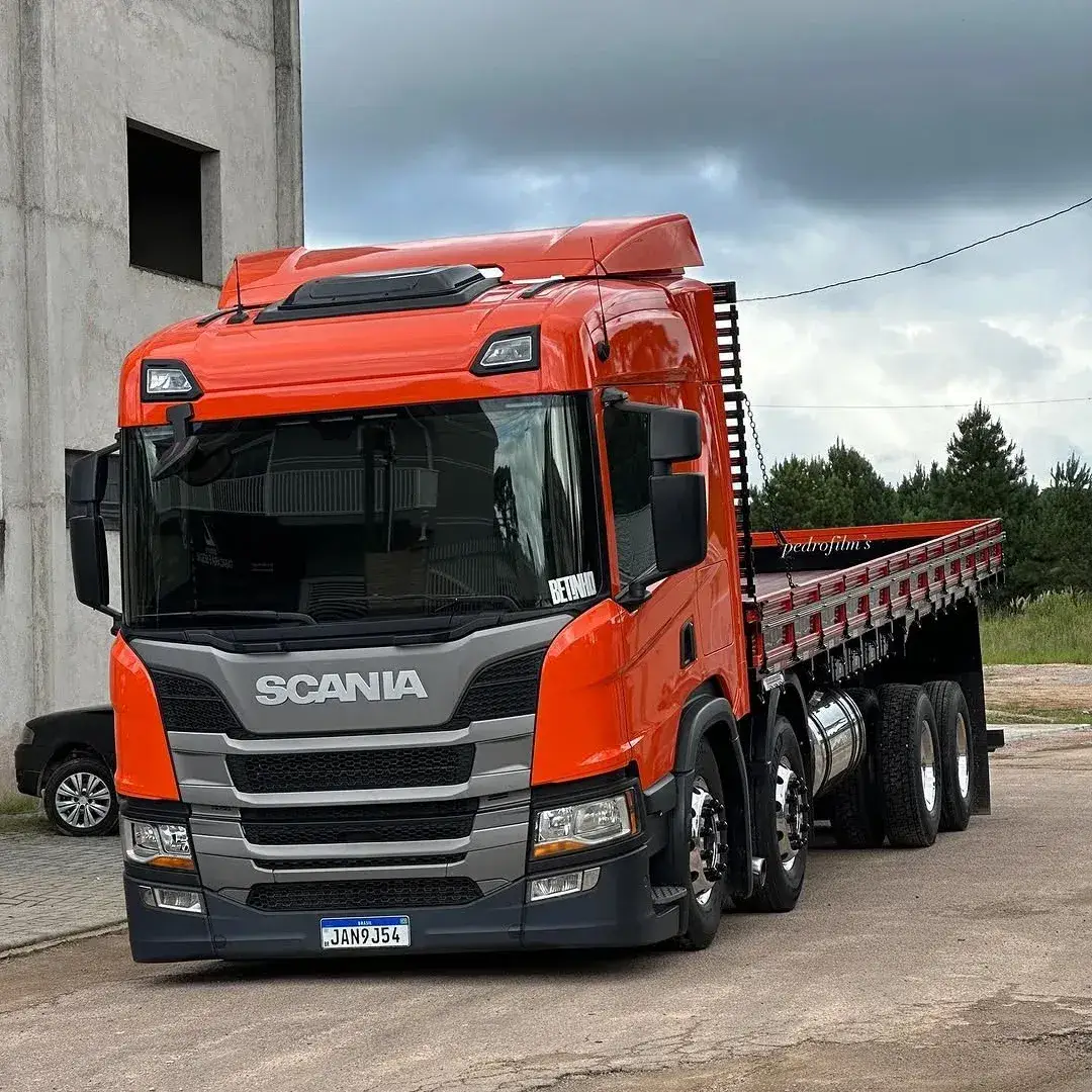 Bruta, elegante e com o ronco que arrepia. Só quem vive sabe o que é paixão por caminhão! #caminhaoqualificado #trucklovers #pesadão #naestrada #caminhoneiro #bruto #caminhao #caminhaotop 