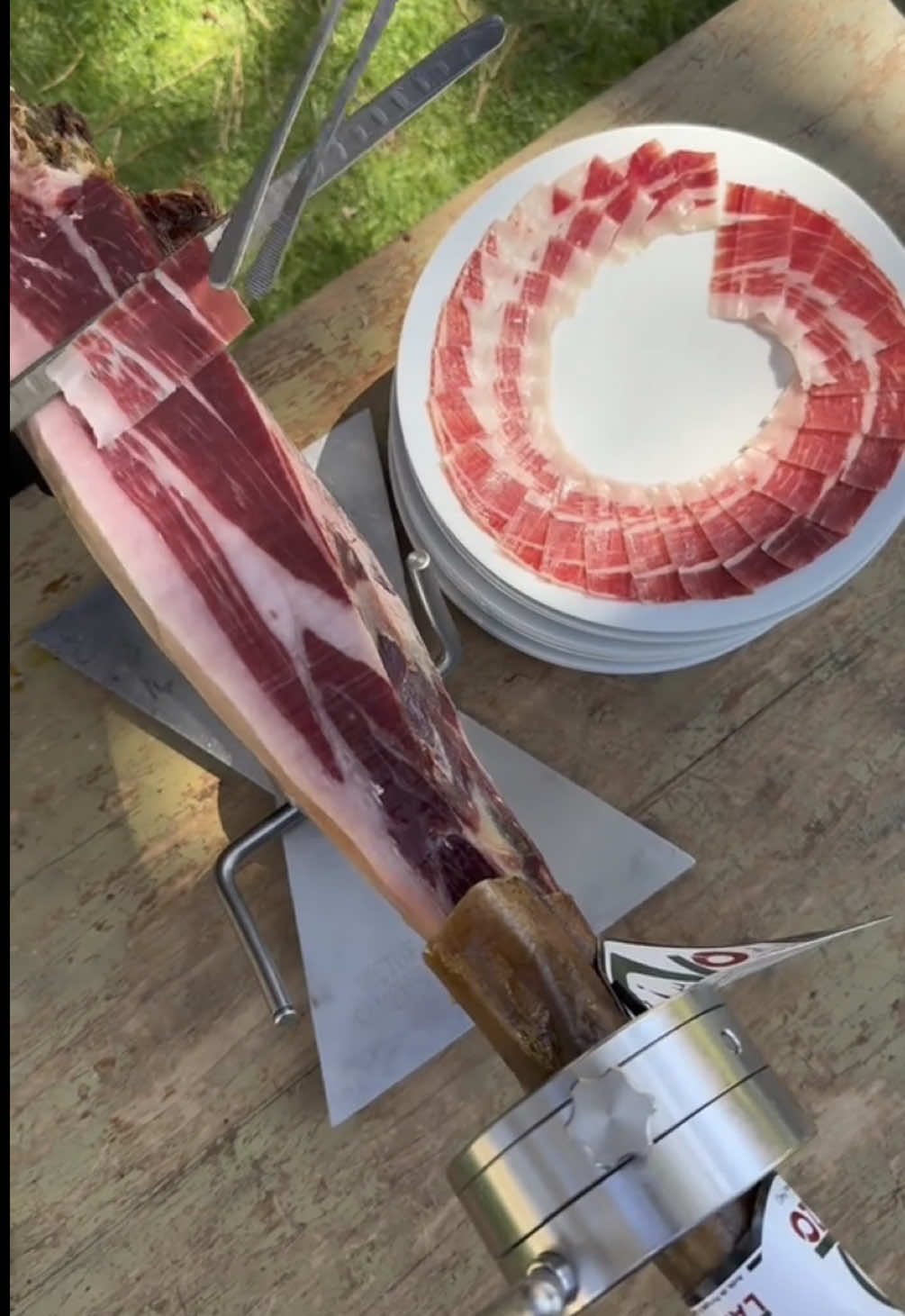 We watch @Víctor Sanchego put together a jamon flower plate 🌹🤯 #fyp #foryou #jamon #ham #foodporn #food 