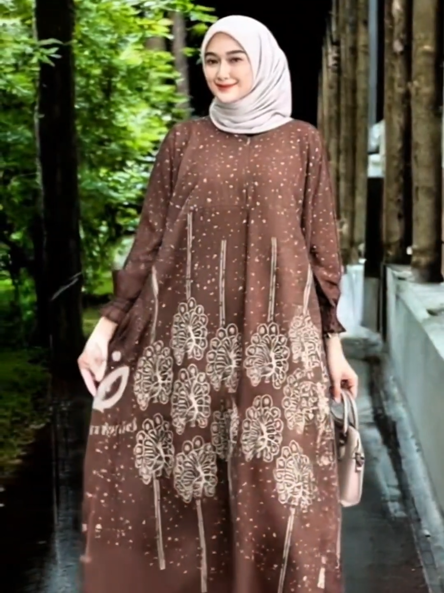 Nyari gamis yang bisa dipakai ke kondangan dan ngurus anak di rumah? Gamis Kaftan Atina jawabannya! Bahan rayon yang ringan dan menyerap keringat, cocok banget buat dipakai seharian. Model loose dan flowy, bikin gerak bebas, dan pastinya busui friendly dengan kancing depan tersembunyi. Satu gamis untuk banyak momen! cek keranjang kuning pojok kiri bawah! #baju #bajugamis #gamis #gamismurah #gamiscantik #gamiskaftan #kaftan #gamisbusui #gamiskekinian 