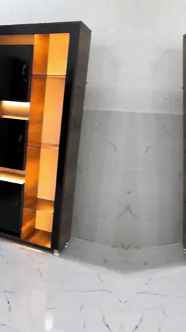 خزانة عصرية بإضاءة LED تصميم راقٍ يجمع بين الأناقة والعملية، مثالية لغرفة المعيشة أو المكتب. مصنوعة من ميلامين عالي الجودة مع لمسة نهائية سوداء لامعة، وأرفف مضيئة تضيف لمسة فخمة. الطلب متاح الآن - الكمية محدودة! للطلب والتفاصيل: [https://www.facebook.com/share/1QCaF1Tf1v/?mibextid=wwXIfr