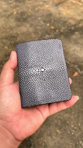 ví nam da cá đuối , kt 8.5 x 11 , chế tác thủ công #handmade #tuleather #thuconghandmade #tuinam #thucongmynghe #vidacaocap #vinam 