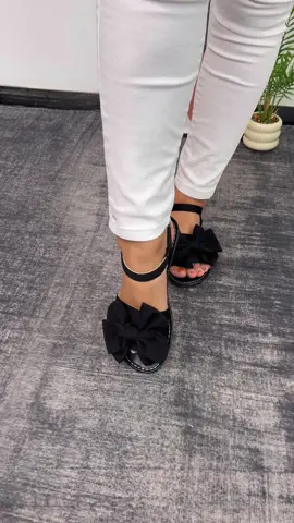 Super cute bowknot slipon sandal flat shoe#viralshoes #trendyshoes #womenshoes #sandals #womensandals #summershoes #sliponshoes #flatshoes #flats #walkingshoes #spotlightfinds #mothersday #mothersdaygift 