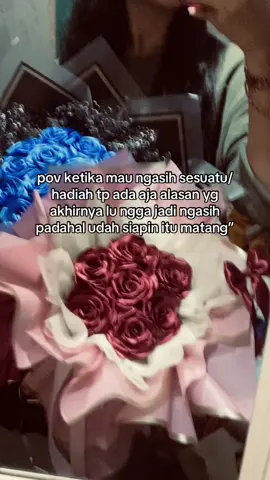 sedih ya🙁  bingung mau ngasih apa ke hts an kalian nnti pas gradu? meh sini meh  mimin sediain buoquet sesuai budget kalian❤️‍🔥 bisa req hiasan sesuka hati📌 🏍️|COD? bisa dungg😍 💌|DM FOR ORDER👇🏻 ig:li.quet 🙌🏻❤️‍🔥😍 #buketuang #buketsnack #buketpitasatin #buketready 