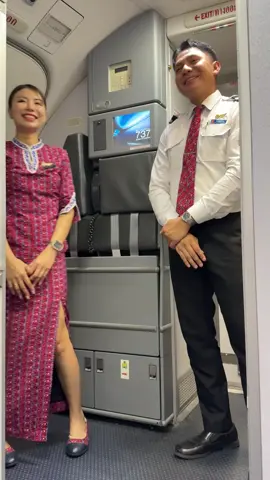 Pramugara dan pramugari nya lagi senyum senyum!! #lionair #lionairgroup 