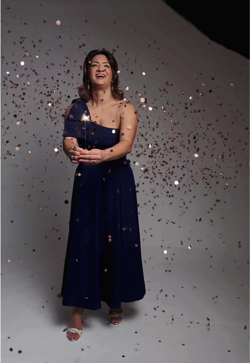 ✨🎉 Bastidores de um dia incrível! Capturando a essência dessa mulher maravilhosa que está completando 50 anos com muita alegria e leveza. 📸✨ Cada clique reflete sua energia jovem e divertida, mostrando que a verdadeira beleza vem de dentro. Foi um prazer eternizar esses momentos especiais e celebrar essa nova fase da vida! Vamos juntos nessa jornada de amor e felicidade! 💖 #50Anos #Fotografia #Alegria #Bastidores #fotografertiktok #estudiofotografico #ensaiofeminino #mulheresempoderadas 