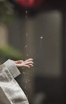 Ada rasa di dalam dada yang ingin dimengerti, tapi tak pernah tahu harus mulai dari mana untuk menjelaskannya. Bukan karena tidak ingin terbuka, tapi karena setiap kata yang hendak keluar selalu kalah oleh getaran yang mengguncang hati sendiri. Rasanya seperti ada sesuatu yang menumpuk, menekan pelan-pelan tapi pasti, dan aku hanya bisa diam—karena saat mencoba bicara, semua terasa tidak cukup. Kalimat-kalimat yang terlintas di kepala seolah tak mampu menggambarkan apa yang sebenarnya bersarang di dalam. Aku lelah ditanya “kenapa” dan tak tahu harus menjawab apa. Aku ingin bilang, “tolong pahami aku meski aku tak bisa berkata-kata,” tapi kalimat itu pun terdengar terlalu rumit. Kadang aku cuma ingin didengar tanpa harus menjelaskan. Dipeluk tanpa harus menyusun alasan. Dimengerti tanpa perlu membuka semua isi hati yang bahkan aku sendiri belum selesai pahami. Bukan berarti aku menutup diri. Aku hanya belum menemukan cara yang tepat untuk membuat orang lain mengerti isi pikiranku yang berantakan. Dan sungguh, aku pun ingin tahu, sebenarnya apa yang salah dalam diriku—tapi hingga kini, aku masih mencarinya, sambil berharap ada yang mau tetap tinggal, meski aku belum bisa bercerita. . . . . #puisi #diksi #kata #puitis #indiavibes #bollywoodsong #soundindia #quotes #instrumen #fyp 