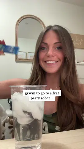 you don’t have to drink to have a good time and I’m proving that to myself right now :) #soberincollege #collegesober #collegedrinking #collegelife #drinktok #collegetok #drinkingincollege #fratparty #fratparty 