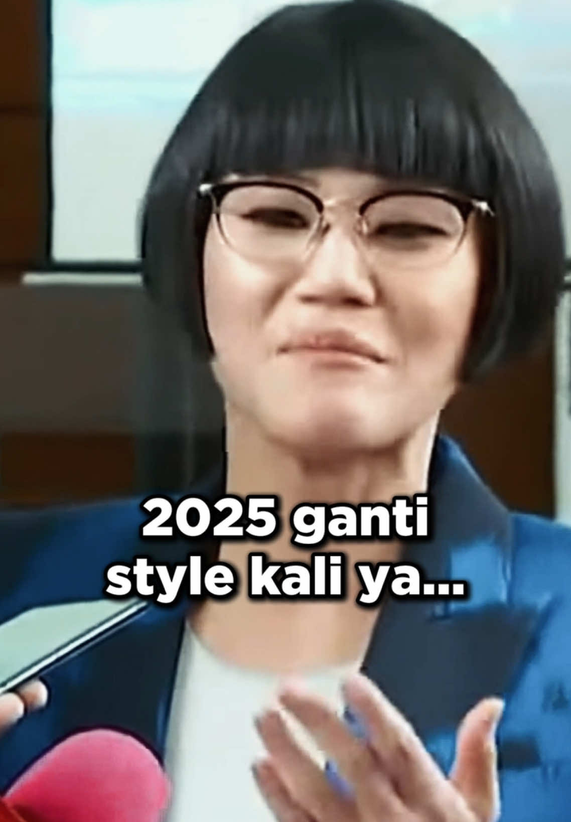 Dari pengacara jadi tersangka 😥 Yang ini Marcella Santoso. Dia juga ditetapin sebagai tersangka dalam kasus dugaan suap Rp 60 miliar. Doi diduga jadi salah satu aktor dalam penetapan vonis lepas (onslag) terdakwa korporasi perkara korupsi minyak mentah.   #marcellasantoso #kejaksaan #kejagung #korupsi