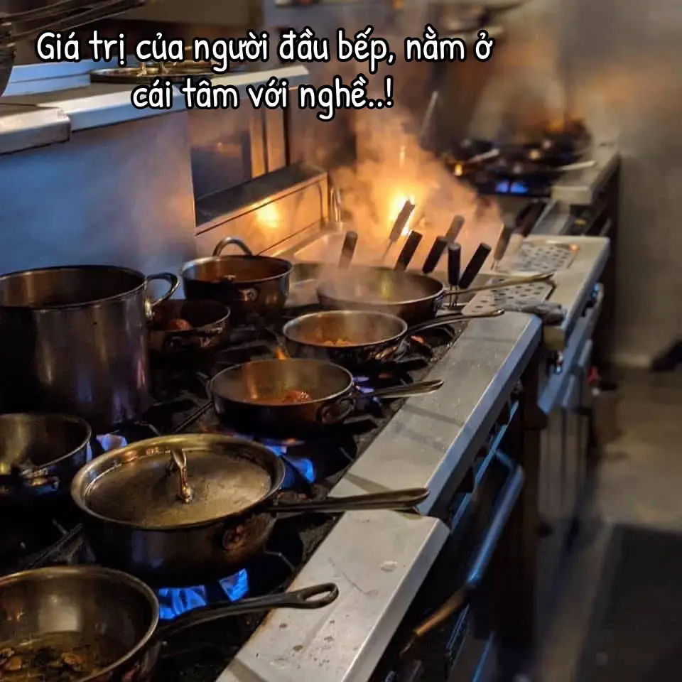 Nghề đầu bếp vất vả lắm, phải móc cống, dọn rác, bốc hàng, đánh vảy cá thì vảy nó dính hết cả vào người. Không được thơm tho như người ta, lúc nào trên người cũng nghe thấy mùi dầu mỡ. Nhưng đâu chỉ phải toàn những nhọc nhằn vất vả, đôi khi lại có những niềm vui riêng trong công việc, tiếng cười đùa cùng nhau, có những cảm xúc rất riêng mà hiếm nghề nào có được như nghề bếp. Em còn trẻ, có sức khoẻ, có nhiệt huyết, cố gắng mà làm việc, đừng có vội nãn chí, cố lên tương lai đang ở phía trước. #chef #kitchen #cheflife #viral #daubep #xuhuong #cuocsong 