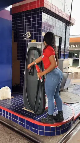 Morena linda cuidando da bomba de gasolina do posto