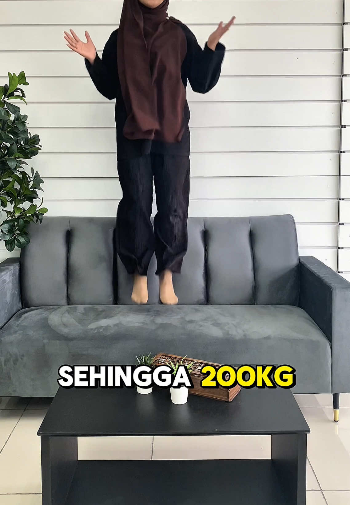 Sofa ni jenis tahan lasak dan boleh tampung berat jugak tau, yang penting harga memang mampu milik 😍 Material sofa ni jenis lembut gilaa siapa berminat boleh grab dalam bag kuning sebab seller ni tengah bagi harga promooo!!!  #sofa #sofahargamurah #sofabaldu #velvet #baldu #sofahargakilang #hargakilang #sofacover 