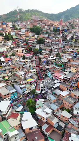 “Bienvenidos a la Comuna 13, Medellín.” “Donde las balas fueron reemplazadas por colores.” “Donde el dolor se transformó en arte.” “Y donde cada escalera cuenta una historia.” #turismo #tour #baile #france @David_drone08 