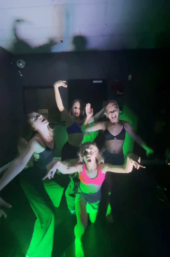 ⚠️FAKE BODY⚠️ Danceeee #fakebody #fakebodyy⚠️ #⚠️fakebody⚠️ #dance #fyp #goals #friends #musicvid #thingstodowithfriends #lights 