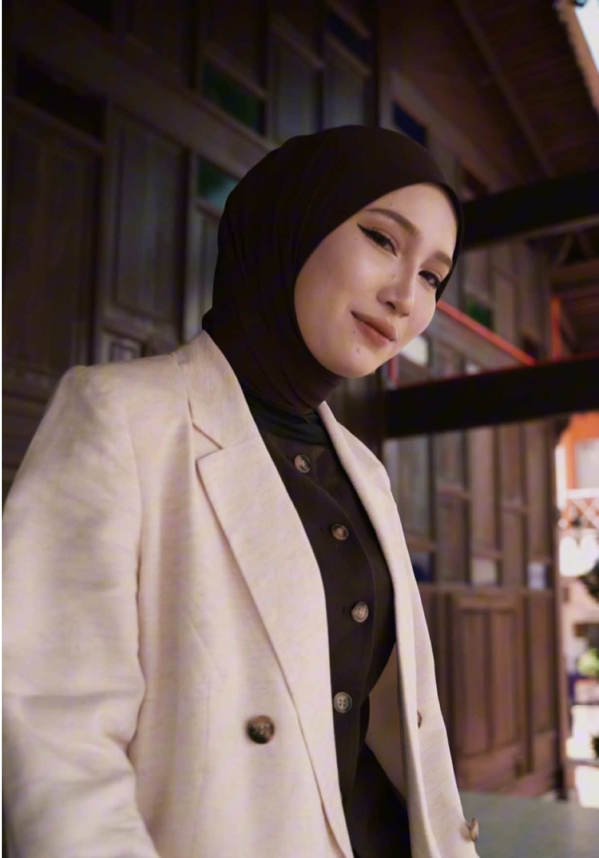 Never thought a small-town girl from Kulim with big dreams would one day be invited to share her story at Universiti Kelantan Malaysia. I may not have a degree, but I have experience, passion & endless hustle. And being here reminded me — ilmu datang dalam banyak bentuk. Whether you’re in a classroom or building a brand, both paths matter. To all the young women out there: jangan takut untuk kejar apa yang you impikan dalam hidup. You can pursue education, and still build your dreams. You can be both smart and strong. Thank you UMK for having me. So proud to see so many future leaders in the room.