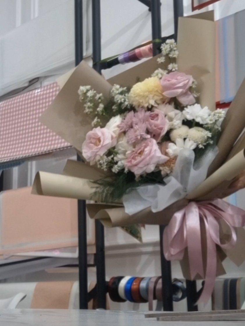 warnaa pink sama coklat lucu jugaa :)  #flower #bouquet #florist #jogja #foryou 