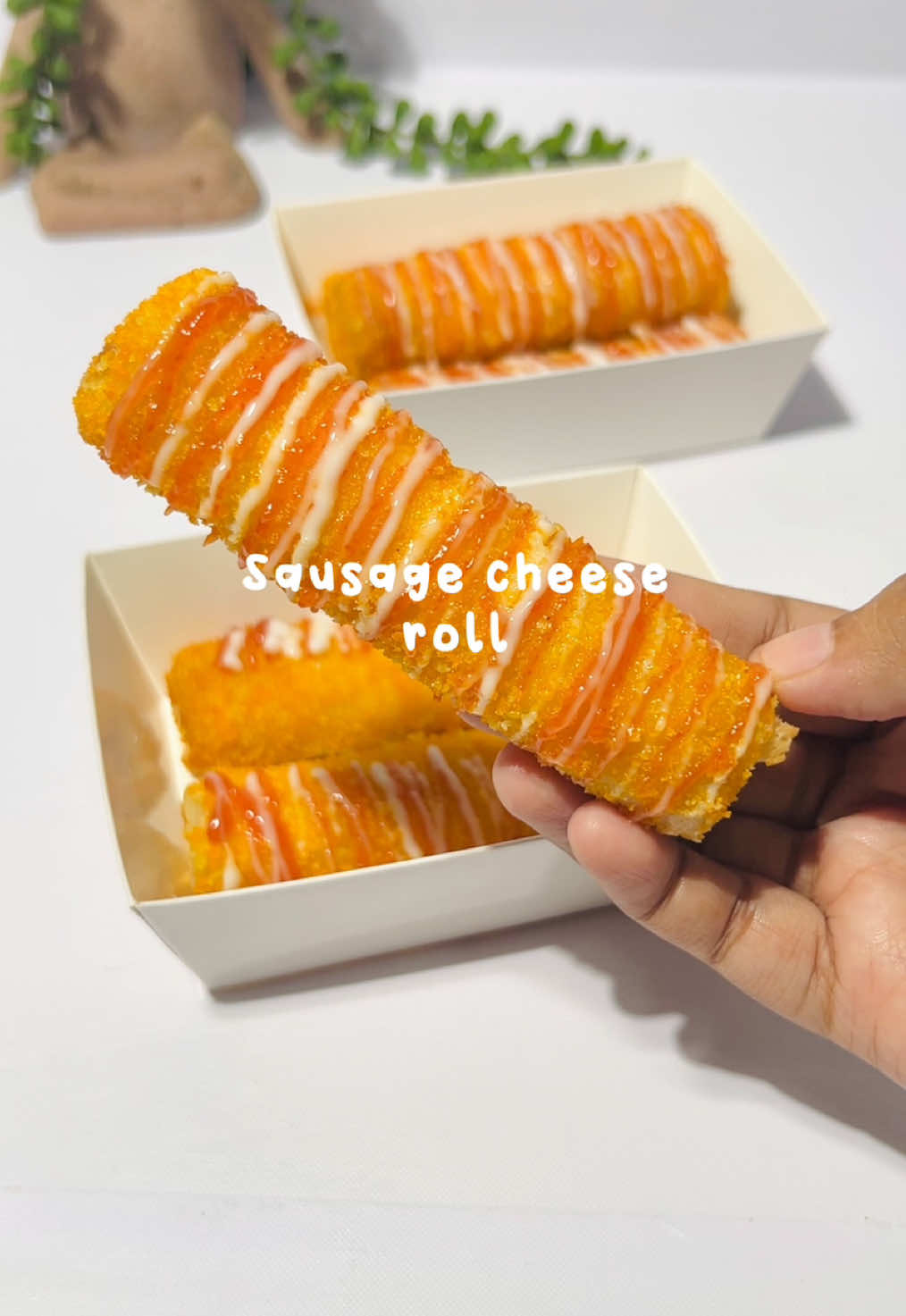 ✨Sausage Cheese Roll✨ Haii haii! Kali ini aku share cemilan dari sosis, keju dan juga roti yang simple tapi enak!🤤👍🏻 Resepnya: - 6 buah roti tawar - 3 buah sosis (potong dua) - 6 Cheese slice - Telur - Tepung roti - Saus sambal - Mayonais Enjoy!✨ #sausagecheeseroll #resepsimple #cemilan 