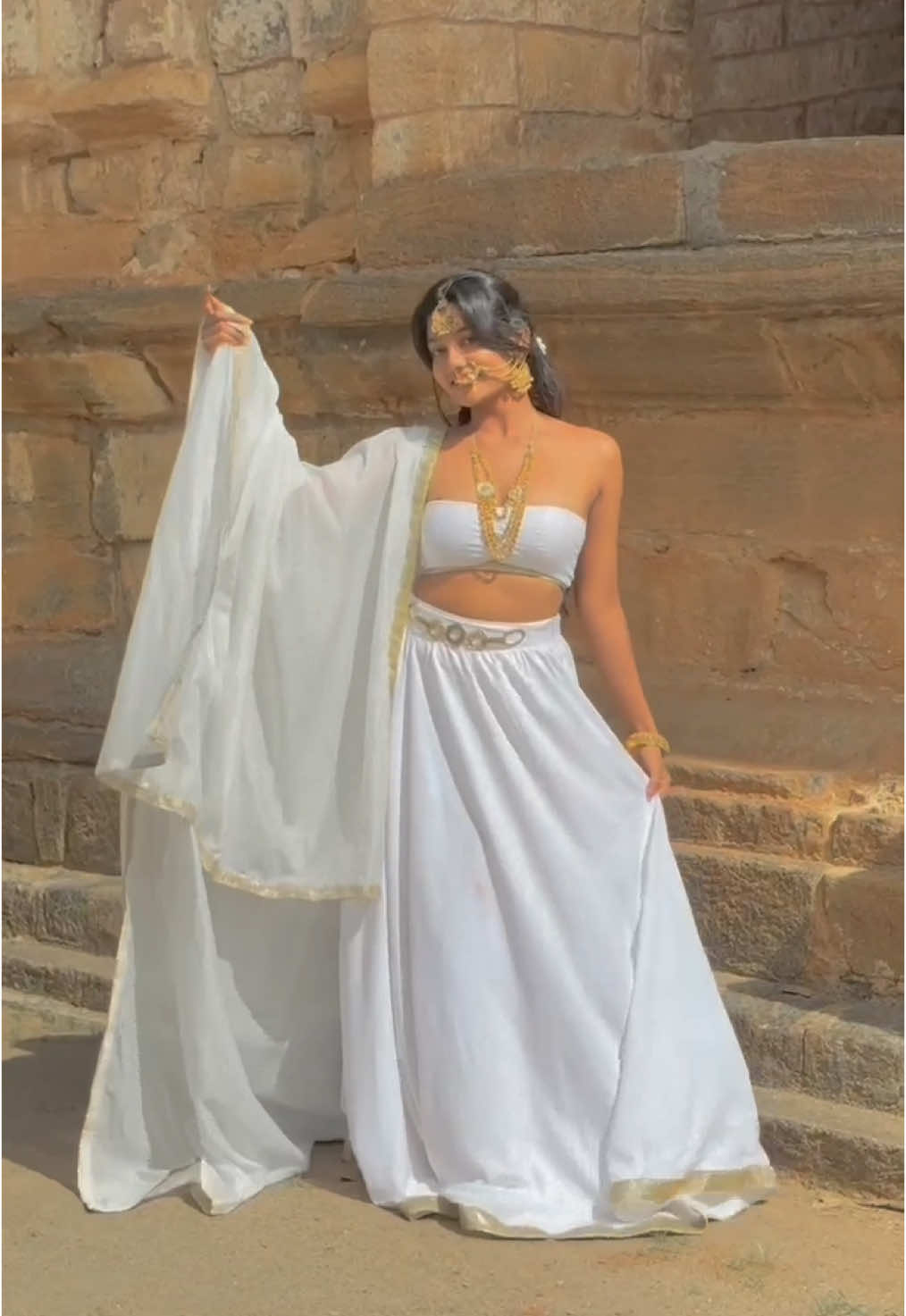 ගල්මඩුව පන්සලේ කරපු ලස්සන shoot එකක් බලමු..  #girl #prettygirls #fyp #trending #chandeepa_pathirana_photography #foryoupage #srilanka #shoot #photoshoot @imesha_weerakoon 