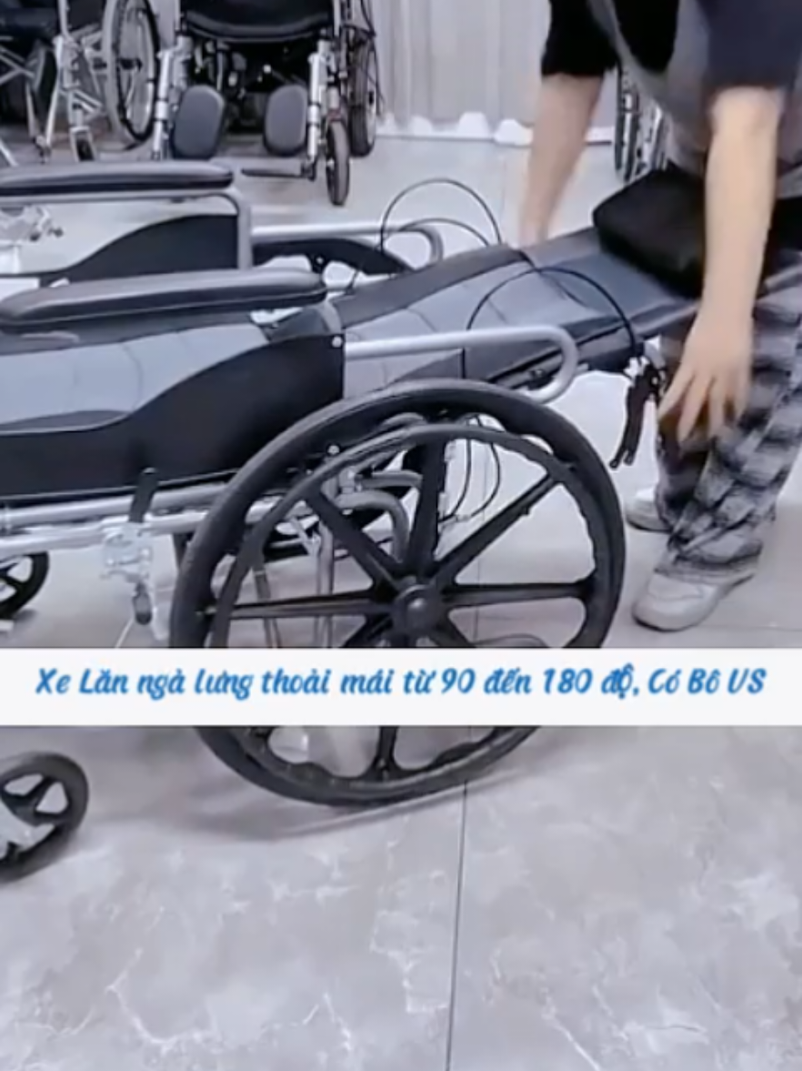 Xe Lăn dành cho người Già, Người bệnh Tai Biến, Đột Quỵ không thể đi lại được. Chỉ cần bóp nhẹ tay cầm là bạn có thể điều chỉnh góc nghiêng từ ngồi đến nằm, mượt mà, không bị giới hạn bởi các khớp gài cố định. Đặc biệt, ngăn chứa bô vệ sinh được đặt gọn dưới ghế, rất tiện lợi khi chăm sóc người thân bị hạn chế khả năng di chuyển.#xelan #xelandanang #xelannganam #xelancobovesinh #xelanchonguoigia #xelanchonguoitaibien #xelanchonguoikhuyettat #xelanchonguoibenh #xuhuong 