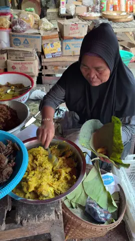 Berhubung mudik ke Wonogiri, hal wajib adalah cari makanan yg di Jakarta ga ada dan juga taste nya autentic Wonogiri. Salah satunya makanan ini, cocok buat lauk makan sama nasi tiwul dan sambel bawang Kalo di Jatisrono, lebih sering ketemu kalo pasaran Wage. Kuliner legendaris di Wonogiri, siapa tahu lur apa namanya? #kulinerindonesia #kulinerlegendaris #wonogiri #fyp 