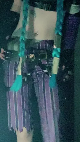 still tryna figure out these braids, these random long strands of hair keep falling out of the braid i cant get them to stay ugh /// #foryoupage #kerazoppi #zyxcba #cosplay #arcane #arcaneleagueoflegends #jinxarcane #leagueoflegends #jinx 