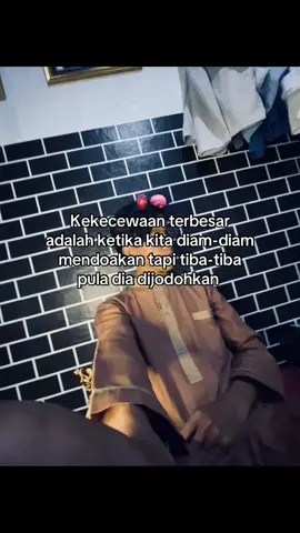 Lebih baik berdoa kepada Allah tanpa mengharap siapapun karena yang terbaik akan disediakan oleh yang maha terbaik ✨ #syaircinta #qoutessantri #arabicsong #xybca #lewatberandamu 