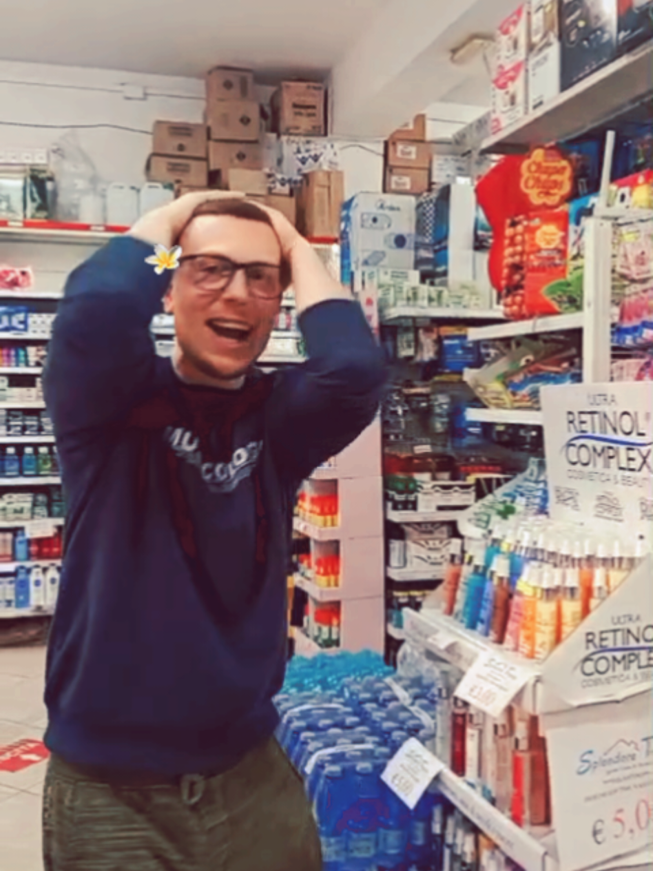 I fratelli Russo si emozionano di fronte alle ......... 😱 Passa a provarle GRATIS in negozio 😍 da Splendore  Via Tondo 107/109 Tropea 📍 🛒   #LiveOutlandish 