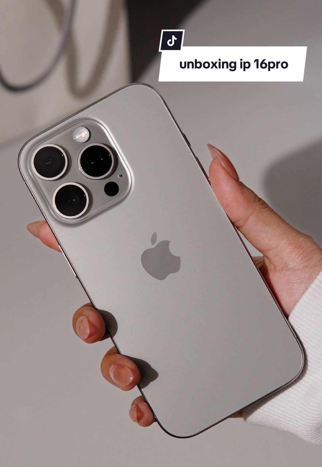 masih belom bosen sama natural titanium🤭🤏🏼 kalo kalian sukanya warna apa di seri pro?🫵🏼 #unboxingiphone16 #apple #iphone16pro 