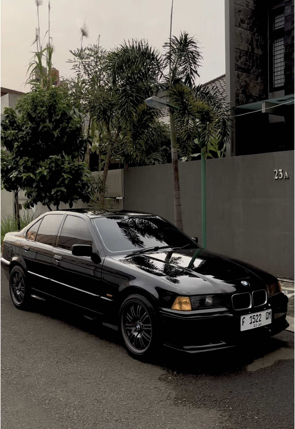 Jual BMW 318 E36 M43 Tahun 1997 Warna Cosmos Black  Interior Black x Black Headunit diganti biar bisa bluetooth Pajak isi panjang sampai Jan 2026 Kaleng sampai 2030 Kelistrikan baikk AC Sangatt dinginn Semua Fungsi Normal Surat surat lengkap BPKB STNK kumplit! Mobil terawat! Bemper M Tech (FRP) 082216486700 Lokasi Cibaduyut, Bandung.  #jualmobil #bmwe36 #lesloisir