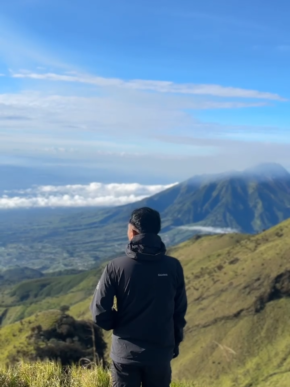 Aku tidak akan pernah ingin naik 2X di gunung yang sama, tapi jika ada temanku yang belum kesana, kupastikan aku antarkan #pendakigunung #gunungindonesia #estetikgunung #meebabuviawekas #merbabumountain #merbabu3142mdpl #merbabu #fyp #pendaki #mountain #bogabooindonesia 