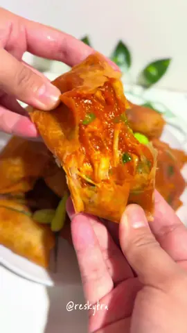 📌SAVE AJA DULU📌  Cibay ayam suwir mercon  - 250gr ayam fillet rebus untuk jadi ayam suwir  Bumbu halus  - 10 bawang merah  - 3 bawang putih  - 20 cabe merah keriting  - 1 sdm gula @gulagunungmadu  - 1 sdt garam  - 1 sdm kaldu bubuk  Bahan adonan aci  - 10 sdm tapioka  - 1 sdm gula @gulagunungmadu  - 1 sdt garam  - 1 sdm kaldu bubuk ayam  - 6 batang daun bawang  - 300ml air  Bahan pelengkap  - 30 lembar kulit lumpia - minyak goreng  #cibay #cibaybandung #cibaypedas #cibayenak #cibayayam #resepcibay #resepcibaypedas #resepcibaysimple #resepcibayayampedas #resepmudah #reseproemahan #resepmakanannusantara #reseproemahku #resepmasakanrumahan 