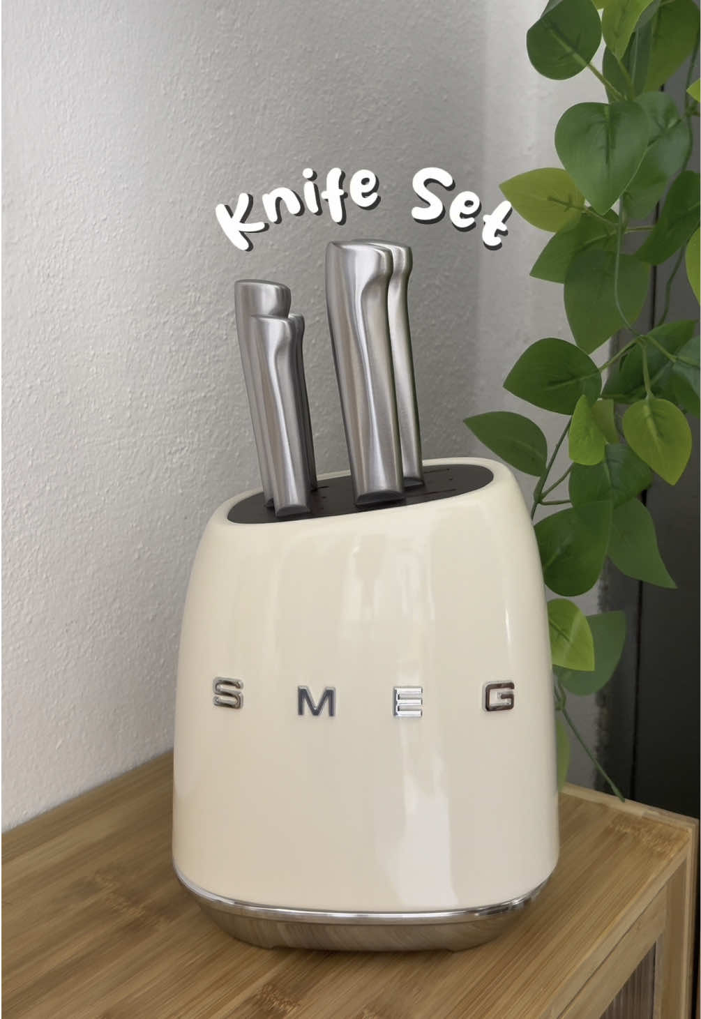 Replying to @⌕𝑨nisJie | HomeLifestyle  Hari ni kita test ket4j4m4n set pisau smeg ni, seriusss mmg t4j4m elok tau korang. Nk potong daging ayam ikan kejap je settle guna set pisau ni 😍 #smeg #pisausmeg #smegknife #kitchen #kitchenware #setpisau #pisauaesthetic 