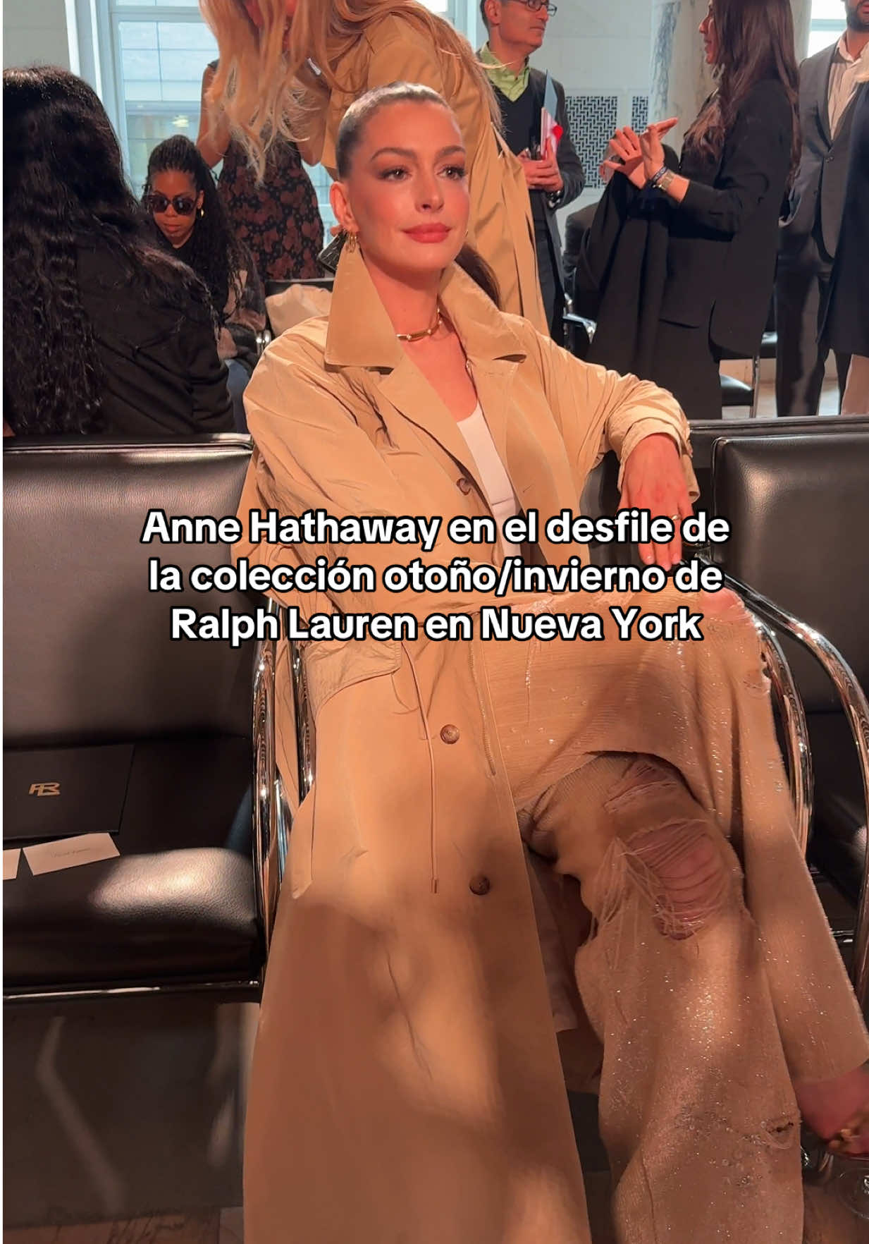 Anne Hathaway en el desfile de la colección otoño/invierno de Ralph Lauren en Nueva York. 😍♥️ CC: @gala.fr #anne #annehathaway #annehathawayedit #annehathawaystyle #annehathawaymovie #annehathawayfan #annehathawayfashion #annehathway #annehathawayfp #hathaway #ralphlauren #ralphlaurenshow #ralphlaurenaesthetic #ralphlaurenfall25 #TikTokFashion #fashion #fashiontiktok #fashioninspo #fashionicon #fashiontok 