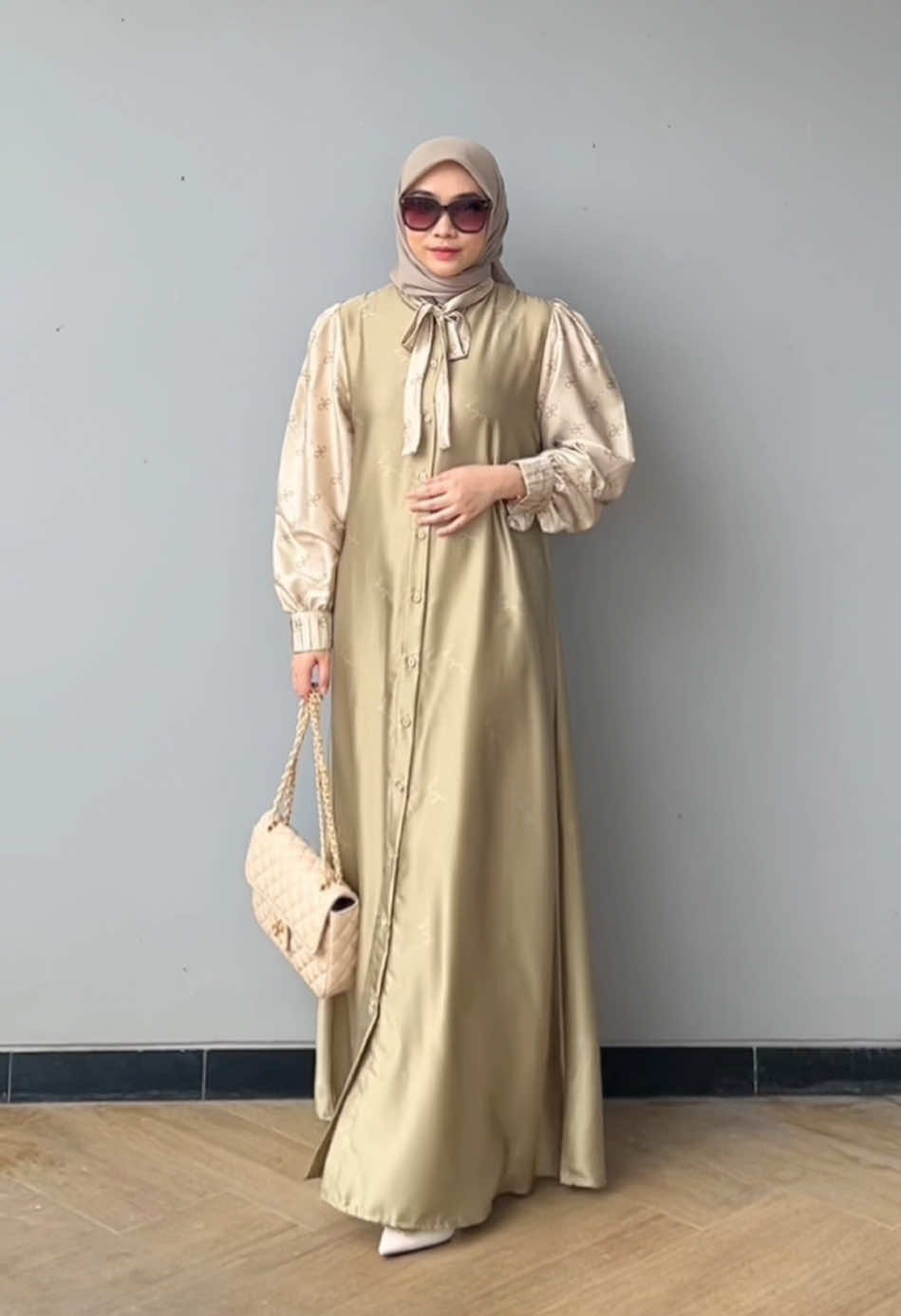 Waktunya homedress tampil!🥳 Shabrina Dress warna bitter ini cocok disemua tone kulit, bisa pilih part A atau Bnya yaa! Ready stock order di LIVE tiktok sekarang!🛍 #dynclothingline #racuntiktok #tiktokshop #dresscantik #dressdyn #gamisdyn #homedress #bajudaily 