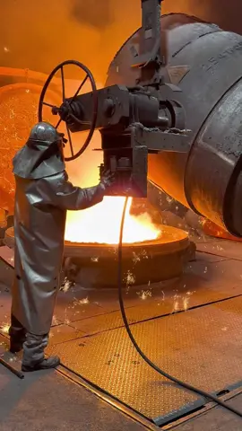 40 tons of molten iron were poured, and a worker carefully controlled the furnace to pour out the iron. It should be noted that thermal radiation refers to the phenomenon of objects radiating electromagnetic waves due to their temperature. High intensity thermal radiation has varying degrees of harm to the human body, such as damage to the heat dissipation mechanism and excessive dehydration of the body.#MetalMagic #OddlySatisfying #FoundryLife #ThermalRadiation #HowItsMade #MetalCasting #IndustrialVibes #PouringIron #WatchUntilEnd #FoundrySafety #FYP #EngineeringMarvels #SteelMill #PPErequired #SatisfyingProcess