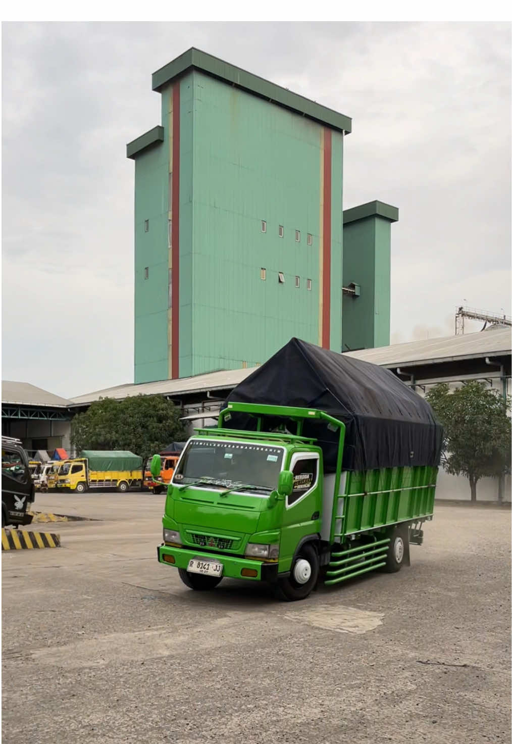 Pasukan Kelas Berat🤣🙈#fyp #fypシ #trendingvideo #masukberandafyp #foryou #cmic_cantermaniaindonesiacomunity #fyphariini #gabutberkedoksupir #storywhatsapp #xyzbca #drivermuda 